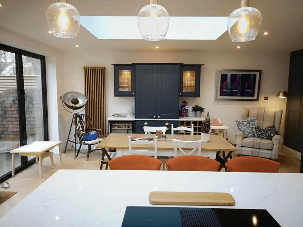 A modern kitchen come dining area